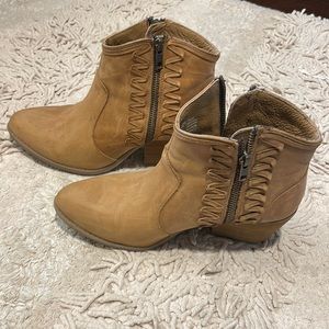 🌺Good condition Leather tan county booties